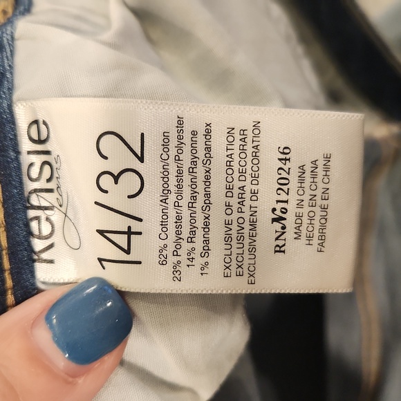 Light wash, distressed cropped Kensie jeans size 14! - Picture 3 of 9